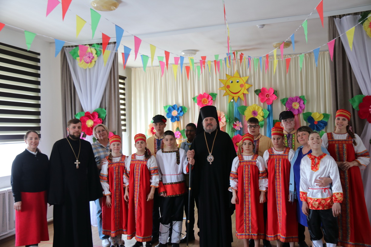 Владыка Николай поздравил с Пасхой Христовой воспитанников  Дома социального обслуживания детей-инвалидов «Солнышко» с. Екатериновка.