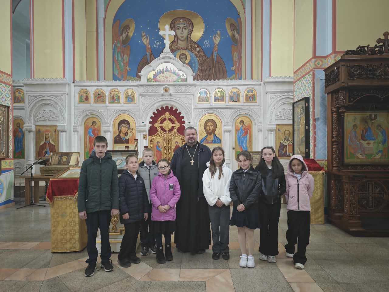 Руководитель миссионерского отдела провел экскурсию по Храму для школьников из села Голубовка.