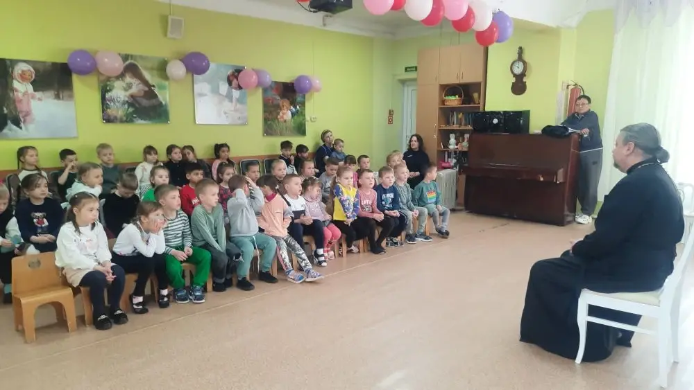 Священник провел беседу о Пасхе в детском саду.
