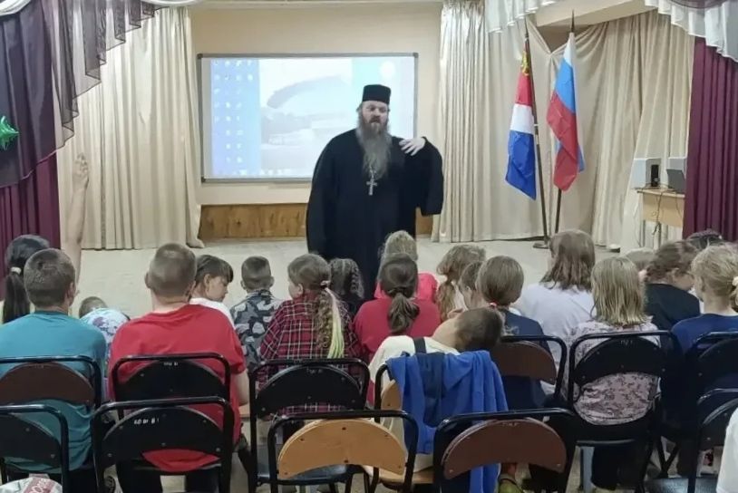 В День семьи, любви и верности иеромонах Марк побеседовал с учениками 81-й школы