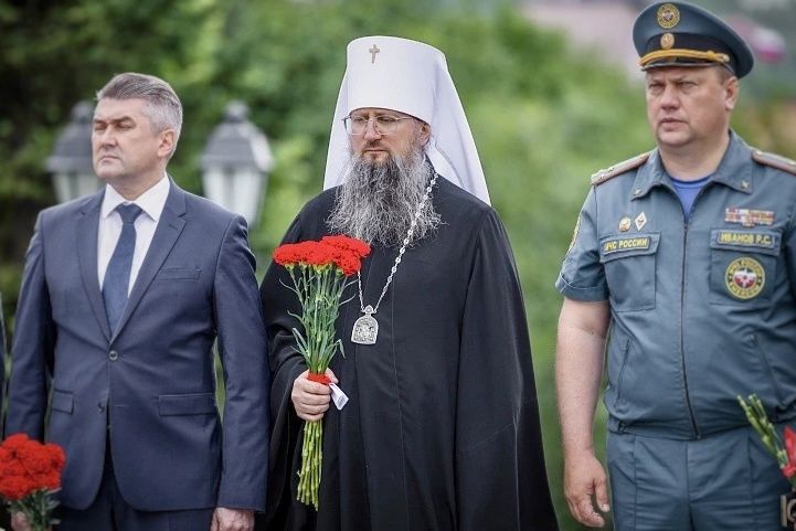 Правящий архиерей принял участие в церемонии возложения цветов к памятнику Николая Муравьёва-Амурского